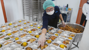 "Visualisasi dapur modern dengan spesifikasi standar BGN untuk Program Makan Bergizi Gratis: desain higienis dan efisien, menampilkan peralatan dapur canggih, siap melayani ribuan porsi setiap hari, suasana yang bersih dan terorganisir.".