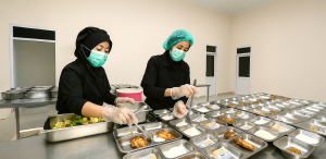 Sebuah adegan dimana orang-orang dapur MBG membuat makanan untuk MBG