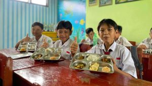 Anak sekolah yang menikmati MBG