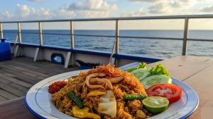 Menu Makan di Kapal Pelni: Sensasi Nasi Goreng Ayam Jawa 260g yang Menghangatkan Perjalanan Laut
